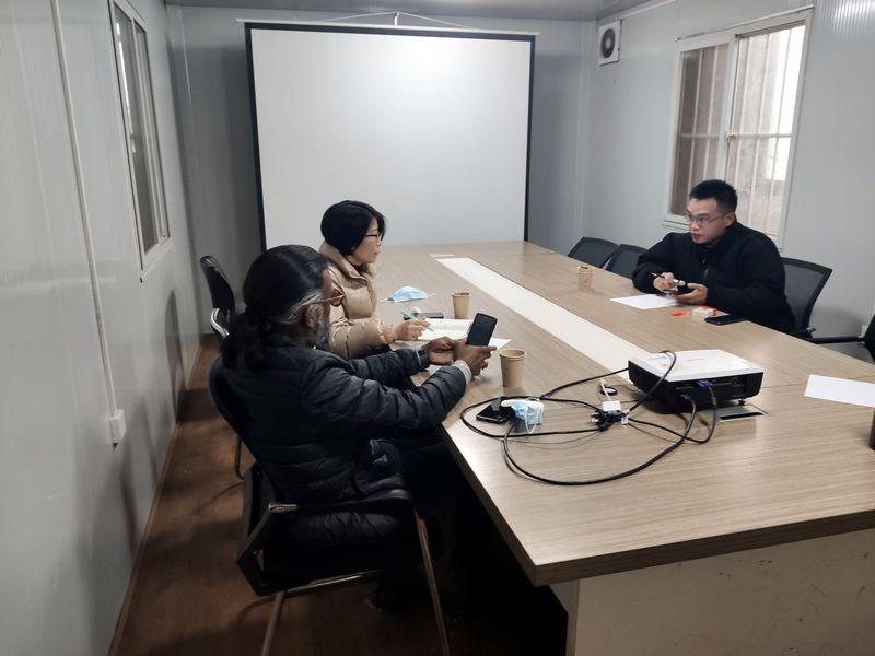 國(guó)外客戶來我廠考察，試駕奔馬小型壓路機(jī)