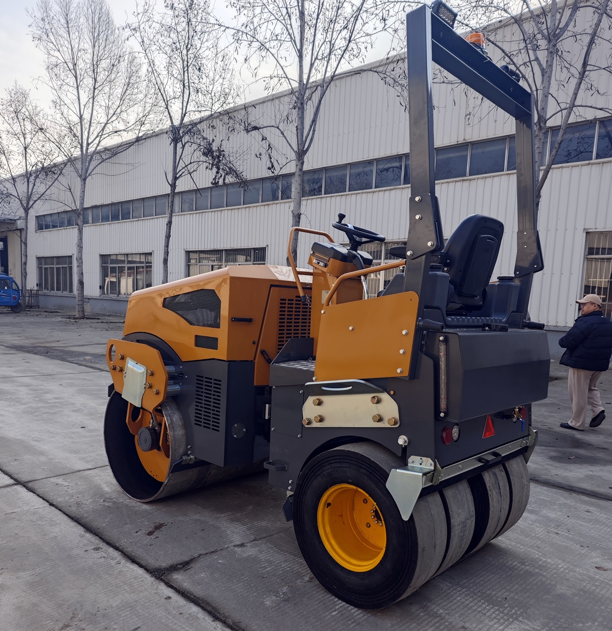 奔馬5噸小型座駕前鋼輪后膠輪壓路機(jī)BM5000D