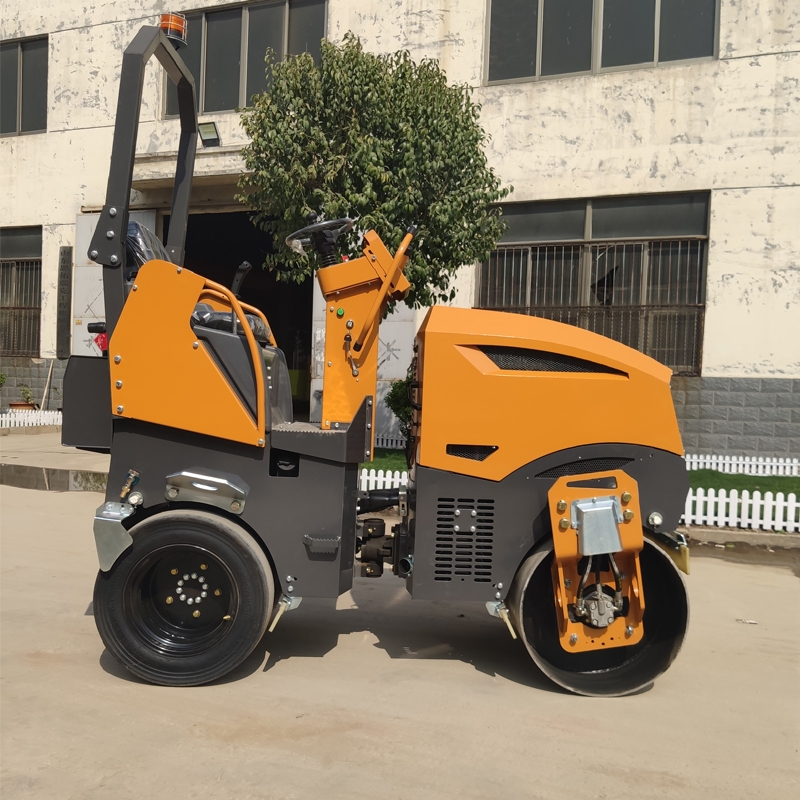 新款2.5噸前鋼后膠座駕式壓路機(jī)BM2500D