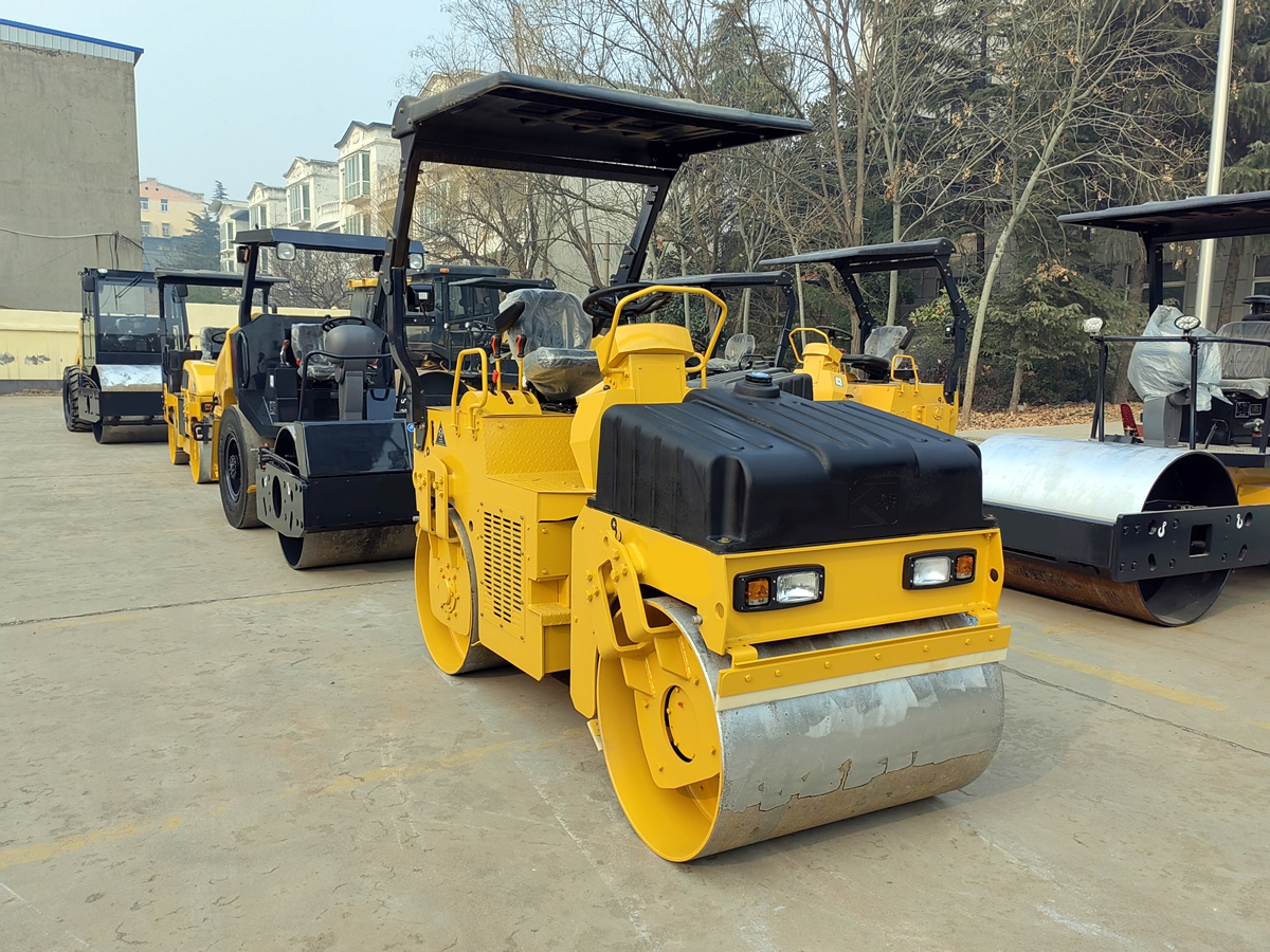 鉸接式雙鋼輪振動壓路機BM3.5F-4